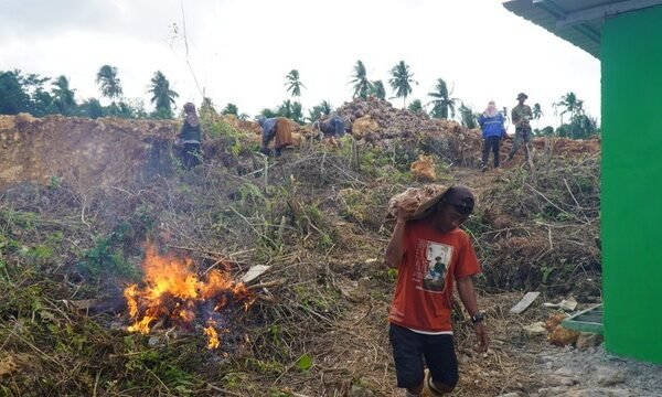 Suasana Kebersamaan Satgas TMMD dan Warga Warnai Gotong Royong di Lokasi Manunggal Air