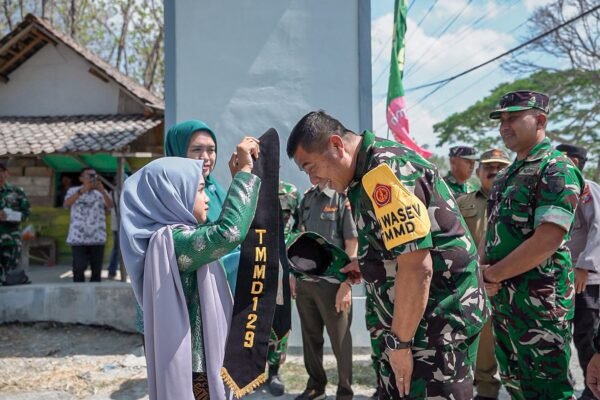 Penuh Ceria! Siswa SD Negeri 1 Tlemang Sambut Hangat Kunjungan Tim Wasev TMMD ke-129 Kodim 0812/Lamongan di desa Tlemang