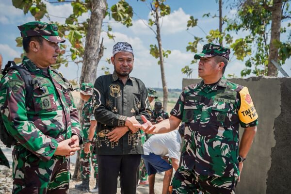 Tinjau progres pembanguna  tandon air dalam pelaksanaan TMMD ke 129 Kodom 0812. Ini pesan Tim Wasef saat peninjauan