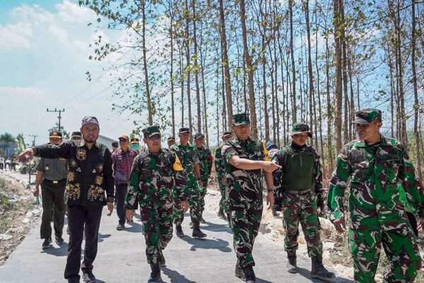 ​Menembus Pelosok Lamongan: Tim Wasev TMMD Tinjau Akses Jalan Rabat Beton Desa Tlemang