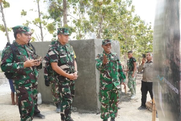 Danramil Ngimbang Paparkan Progres dan Jangkauan Manfaat Tandon Air Bersih Dusun Bakon Kepada Tim Wasev TMMD 129