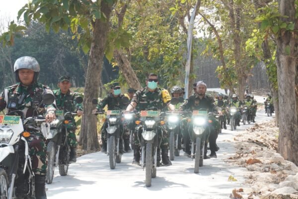 Tembus Medan Pelosok, Ketua Tim Wasev TMMD 129 Tunggangi Motor Trail Dinas Tinjau Langsung Progres Pembangunan di Desa Tlemang