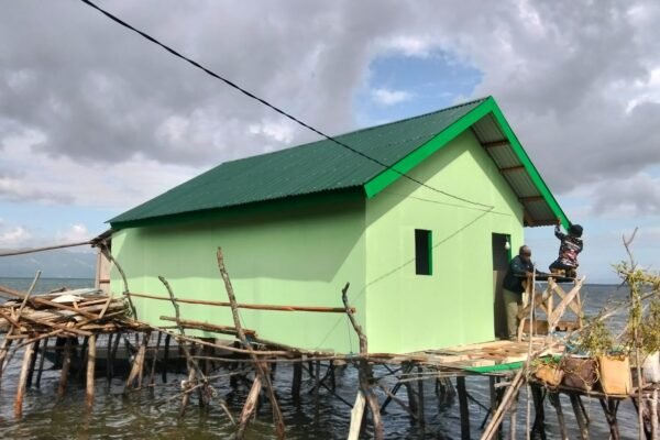 Pemasangan Lisplang dan Kusen Jendela RTLH Bapak Nardianto Terus Dikebut Satgas TMMD Ke-129