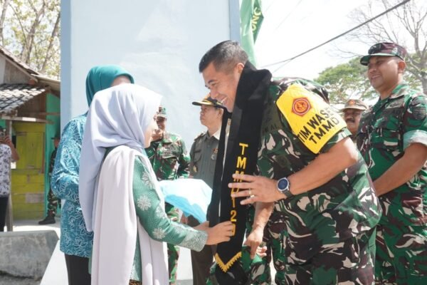 Tiba di Desa Tlemang, Ketua Tim Wasev TMMD 129 Disambut Pengalungan Syal Khusus oleh Ibu-Ibu PKK dan Jajaran Muspika