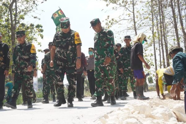 Tinjau Langsung Kualitas Rabat Beton, Tim Wasev TMMD 129 Apresiasi Kerja Keras Satgas dan Warga Desa Tlemang