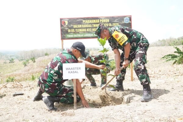 Perkuat Kelestarian Lingkungan, Ketua Tim Wasev TMMD 129 Tanam Pohon Mangga di Lokasi Tandon Air Dusun Bakon