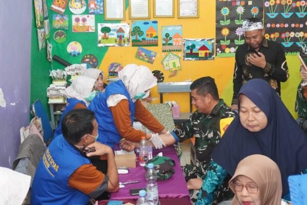 ​Menyatu dengan Rakyat, Tim Wasev TMMD Ke-129 yang Dipimpin Waaster Kasal Ikut Cek Kesehatan di Desa Tlemang