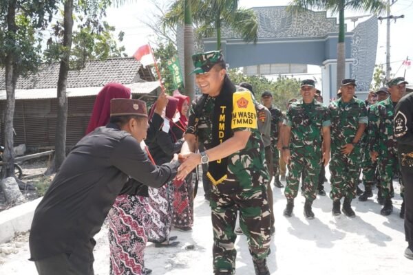 Bawa Bendera Merah Putih dan Batik Khas  Lamongan, Siswa SD Sambut Meriah Kedatangan Tim Wasev TMMD 129 di Desa Tlemang