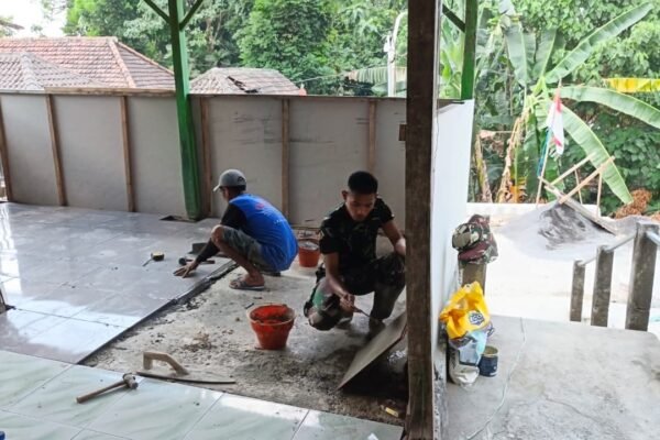 Tingkatkan Kenyamanan Ibadah, Satgas TMMD 129 dan Warga Bahu-Membahu Rehab Musholla di Dusun Tlemang Fokus Pemasangan Keramik