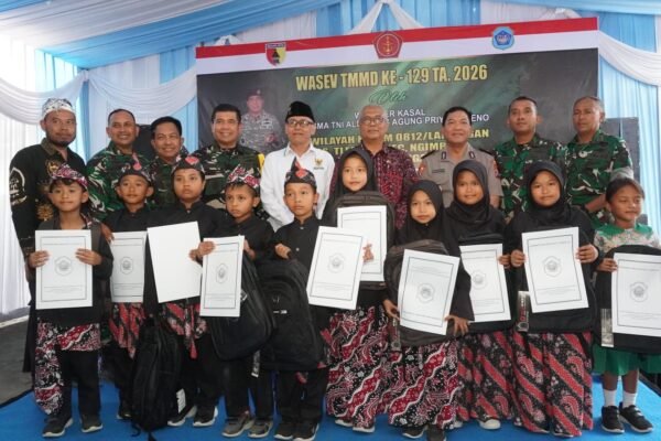 Menyebar Senyum di Desa Tlemang: Tim Wasev TMMD dan Forkopimda Lamongan Usap Kepala Anak Yatim dalam pemberian santunan