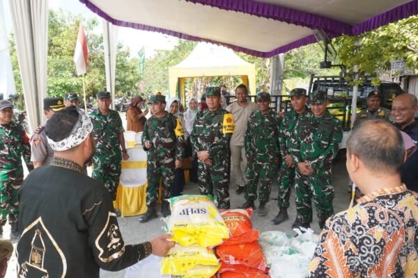 Bantu Perekonomian Warga, Tim Wasev TMMD 129 Tinjau Langsung Gelaran Pasar Murah di Desa Tlemang
