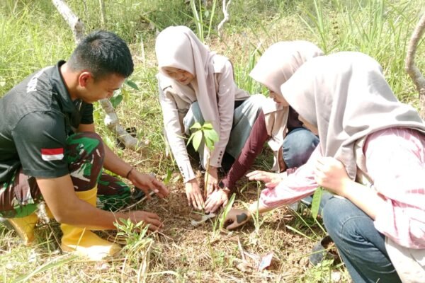 Hijaukan Pinang Jaya, Satgas TMMD Bersama Mahasiswa KKN Tanam Durian dan Alpukat