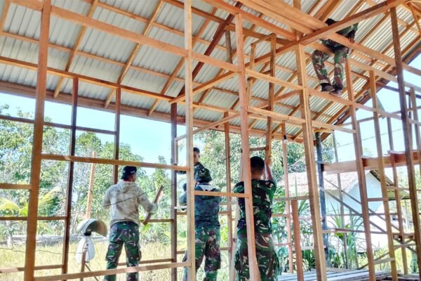 Pemasangan Kerangka Plafon, RTLH Sasaran 3 TMMD Ke-129 Terus Dikebut