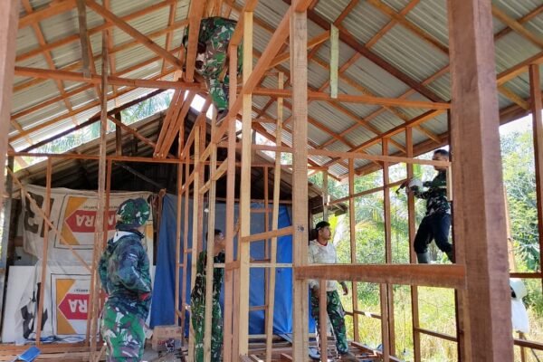 Kolaborasi TNI dan Komunitas untuk Renovasi Rumah Tak Layak Huni di Kapuas