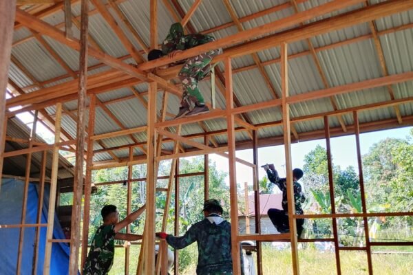 Gotong Royong Satgas TMMD dan Masyarakat, Percepat Pembangunan Rangka Rumah Warga