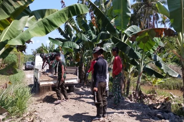 Gotong Royong Satgas dan Warga Percepat Peningkatan Jalan 1,2 Kilometer