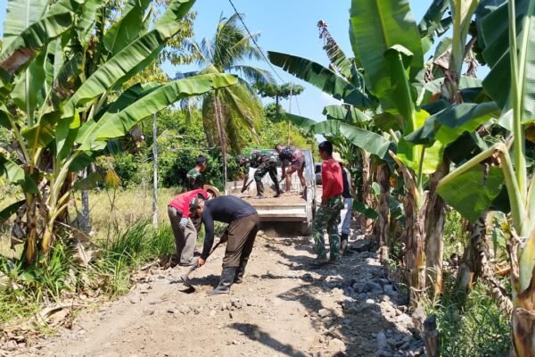 Gotong Royong Satgas TMMD dan Warga Perkuat Akses Jalan Desa Bandar Raya
