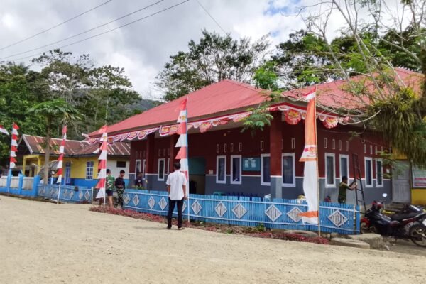 Semarak HUT ke-81 RI, Satgas TMMD ke-129 Kodim 1407/Bone Hiasi Kantor Desa Pattuku dengan Bendera dan Umbul-Umbul