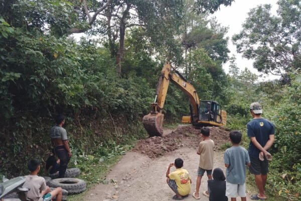 Excavator Andalkan Kekuatan Alat Berat, Percepatan Peningkatan Jalan TMMD ke-129 Kodim 1407/Bone Terus Dikebut