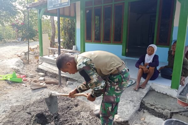 Gotong Royong TNI dan Warga Wujudkan Rumah Layak Huni bagi Kasiman