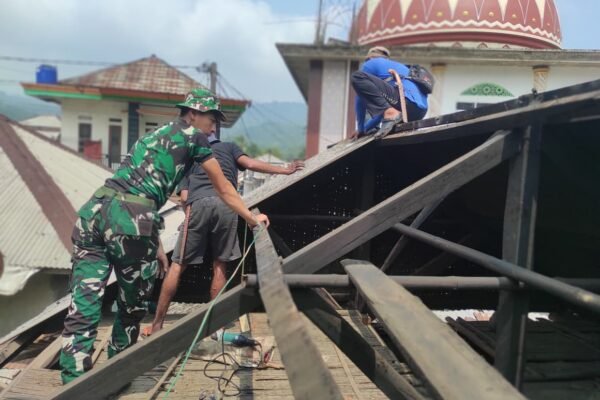 Kebersamaan TNI dan Masyarakat dalam Renovasi Rumah Warga di Citorek Barat