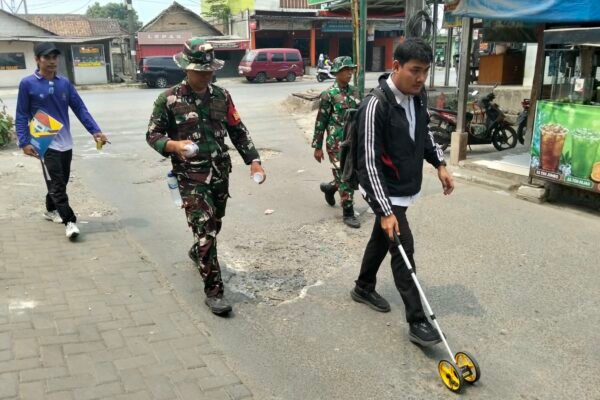 Serka Wahyono Bersama Tim Bina Marga Lakukan Pengukuran Jalan TMMD Ke-130