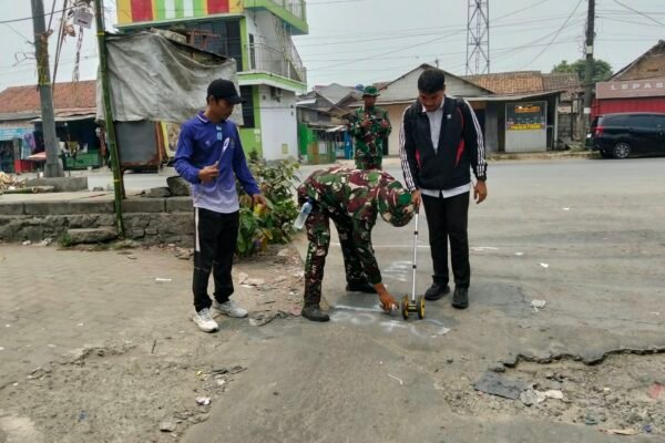 Upaya TNIBangun Jalan 872 Meter di Sumur Bandung untuk Konektivitas Warga