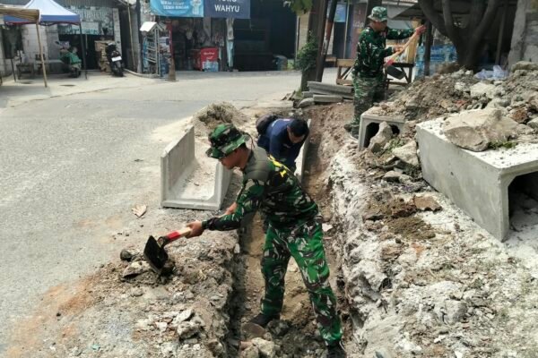 Kerja Bersama Satgas TMMD, Warga Sumur Bandung Gali Parit untuk Lingkungan Baik