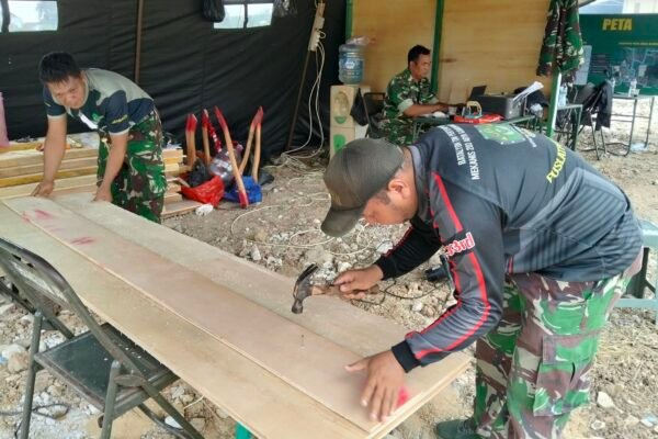 Persiapan Pembangunan Desa Sumur Bandung Melalui Pemotongan Triplek oleh Satgas