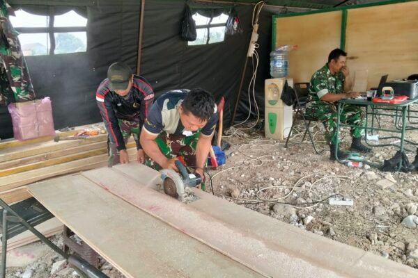 Pelaksanaan TMMD ke-130: Satgas Kodim 0510/Tigaraksa Siapkan Triplek untuk Proyek Desa