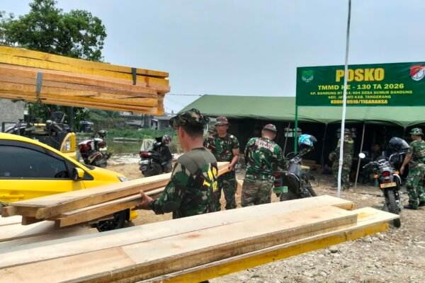 TNI TMMD ke-130 Mobilisasi Material untuk Pembangunan Infrastruktur Desa Sumur Bandung