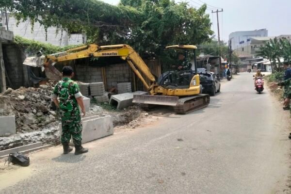 Upaya Satgas TNI Membangun U-Ditch di Desa Sumur Bandung untuk Atasi Genangan