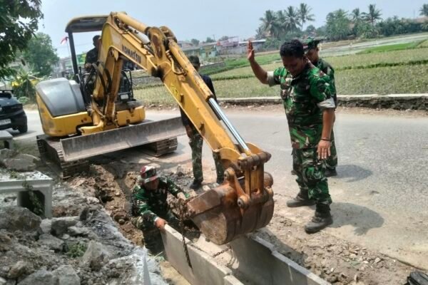 Pemasangan U-Ditch oleh TNI dalam Upaya Perbaikan Drainase Desa Sumur Bandung