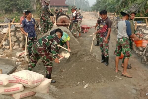 Kerja Kolaboratif Warga Parumpanai dan Satgas TMMD Tingkatkan Akses Jalan