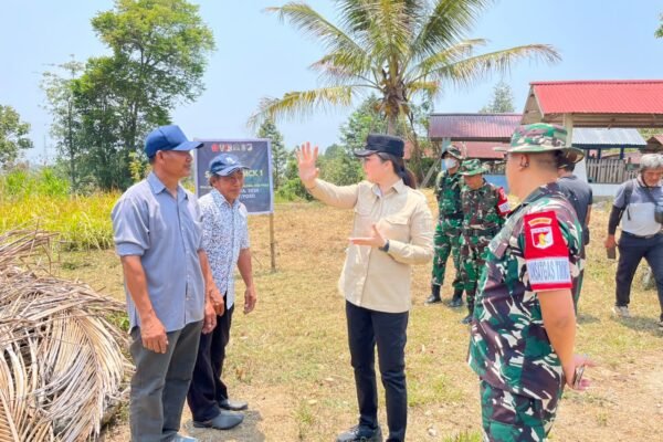 Kunjungan Bupati dan Dandim untuk Pantau Proyek Sanitasi di Desa Leboni