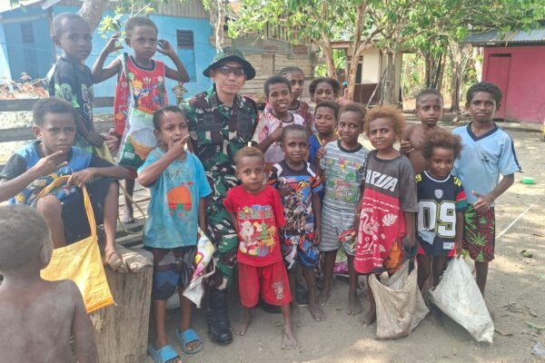 Komandan Kodim 1808/Mansel Rayakan Kebersamaan dengan Anak Yamboi dalam TMMD