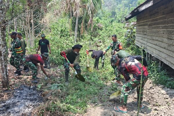 Keterlibatan Prajurit TNI Bersihkan Lahan untuk Pembangunan Fasilitas Sanitasi