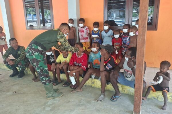 Satgas TMMD Ajak Anak di Yamboi Pahami Pentingnya Menggunakan Masker Sehat