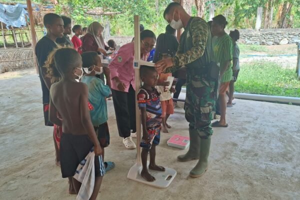 Satgas TMMD 1808/Mansel Dukung Kesehatan Anak Melalui Pemantauan Berkala di Yamboi