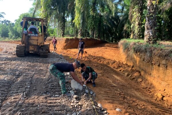 Masyarakat dan TNI Bersinergi Membangun Jalan 2,9 Kilometer di Bengkulu