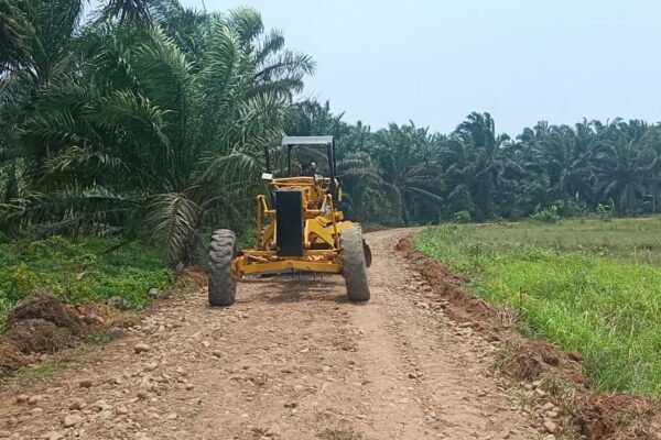 Antusiasme Warga Kandang Limun dalam Proyek Pembangunan Jalan Bersama TMMD