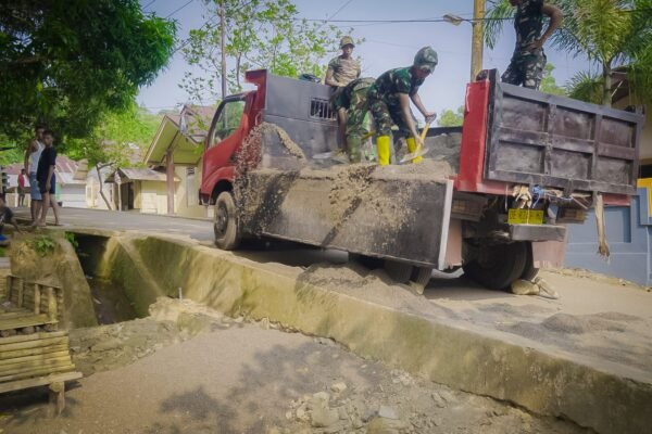 Prajurit TNI dan Warga Bersatu Atasi Tantangan Material TMMD di Ambon