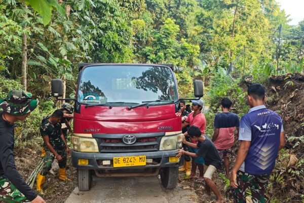Prajurit dan Warga Bersatu Mengatasi Tantangan Pengangkutan Material TMMD di Ambon