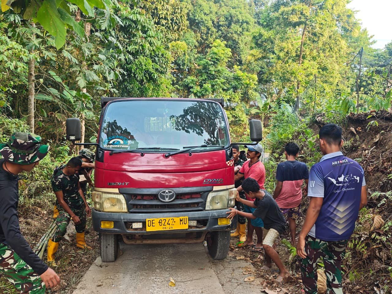 Prajurit dan Warga Bersatu Mengatasi Tantangan Pengangkutan Material TMMD di Ambon