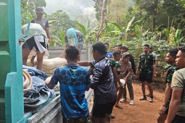 Masyarakat Dusun Seri Bantu Satgas TMMD Hadapi Tantangan Medan Berat