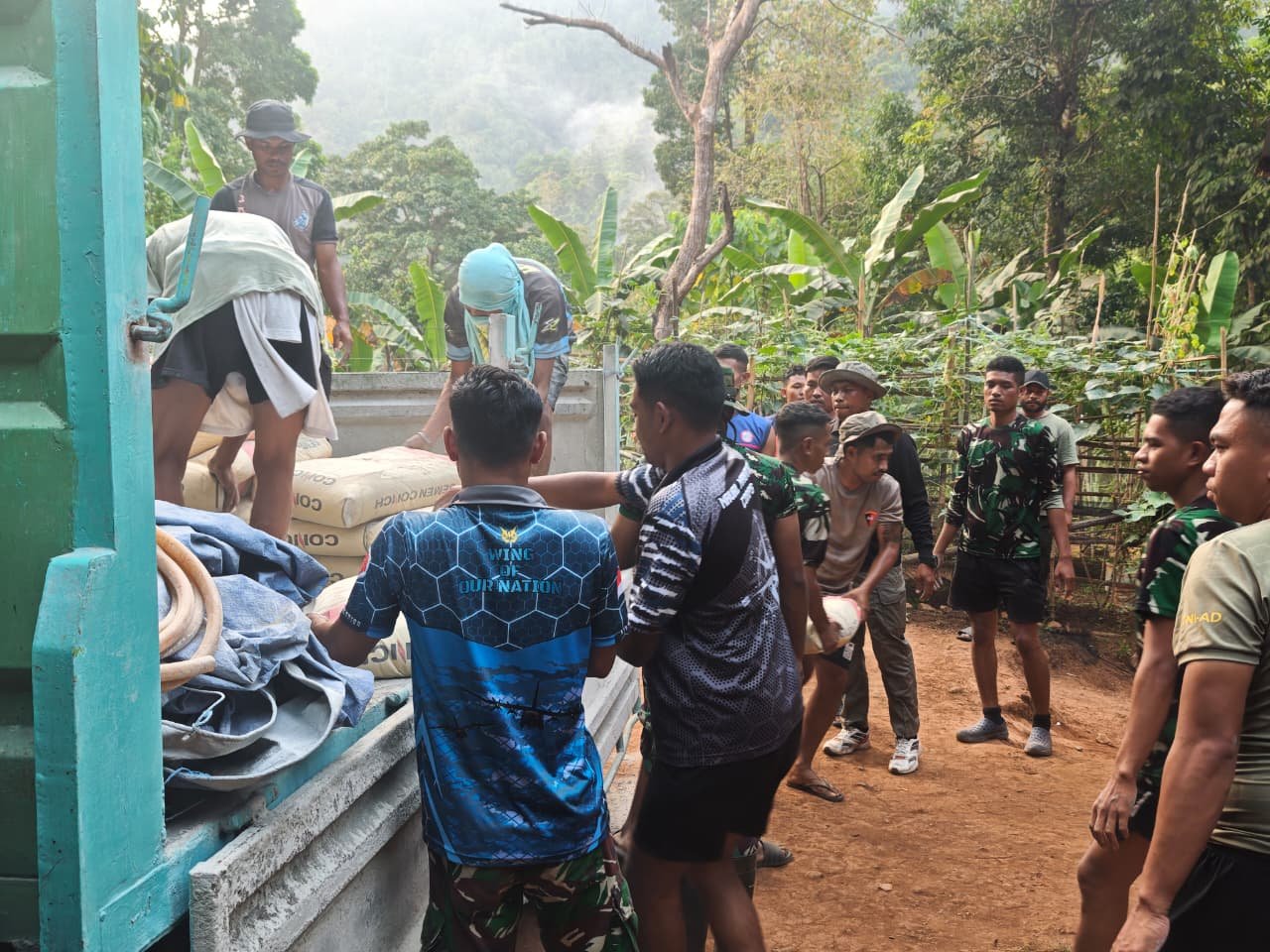 Masyarakat Dusun Seri Bantu Satgas TMMD Hadapi Tantangan Medan Berat