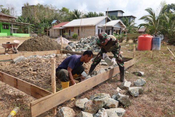 Keberhasilan Tim TMMD dalam Membangun Pondasi Poskamling di Tanah Laut