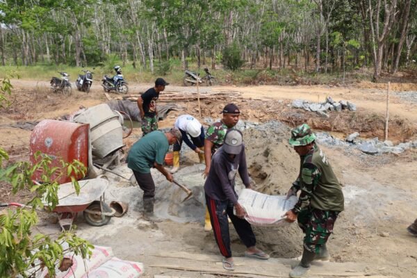 Kebersamaan Satgas TMMD dan Warga Optimalkan Pembangunan Box Culvert di Karang Rejo