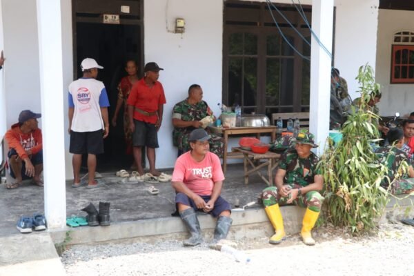 Satgas TMMD ke-130 Menggali Keakraban dengan Warga Melalui Makan Siang Bersama