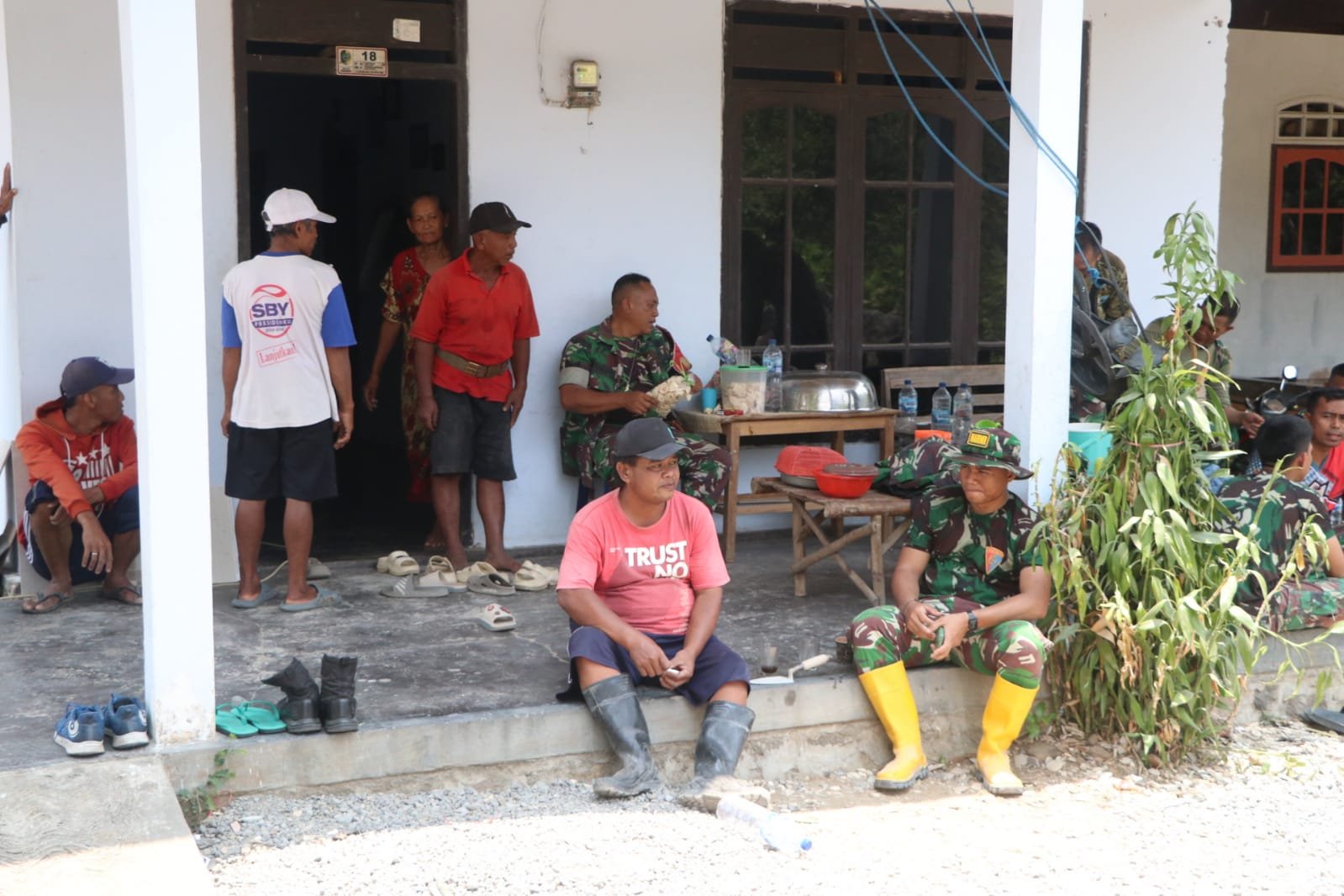 Satgas TMMD ke-130 Menggali Keakraban dengan Warga Melalui Makan Siang Bersama